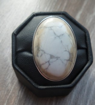 Zilveren ring gezet met witte Howliet ring maat 17.5 mm